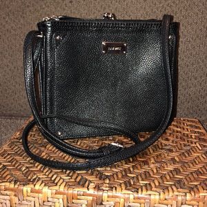 🎉SALE SALE SALE🎉Black Nine West cross over bag!